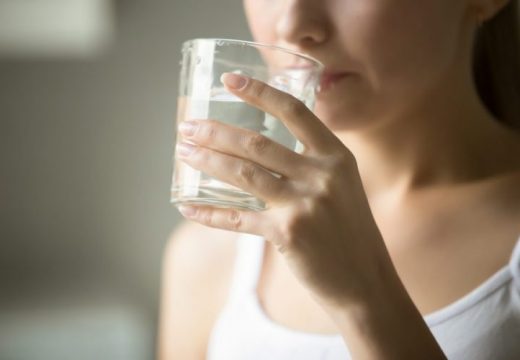 Kako pijenje vode pomaže u skidanju kilograma?