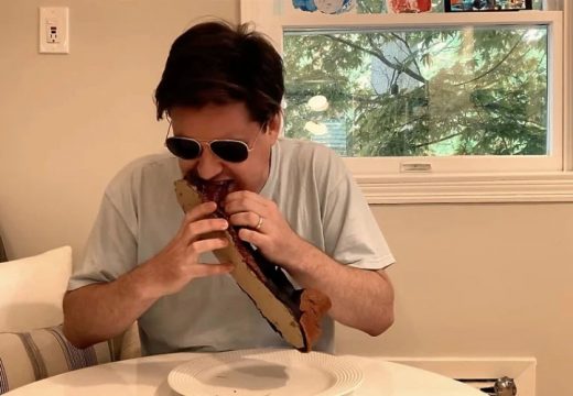 Novinar obećao da će pojesti cipelu ako Top Gun ikad dobije nastavak, sada je to i ispunio (Video)