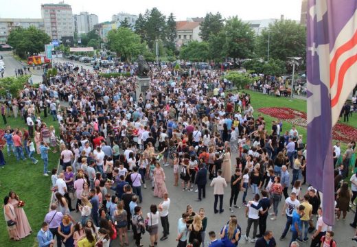 Maturske šetnje blokiraju saobraćaj