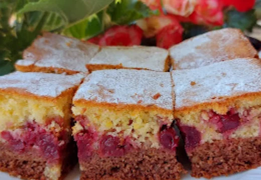 Ovo je sočni kolač sa voćem i čokoladom