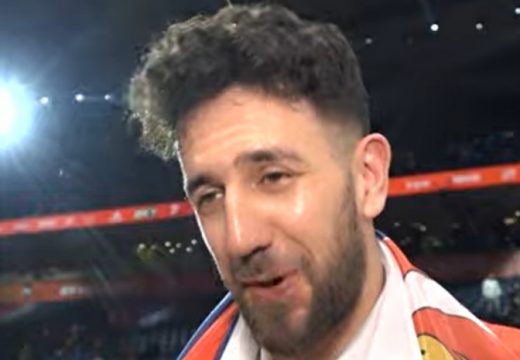 Vasilije Micić usred Beograda zapjevao hit Halida Bešlića