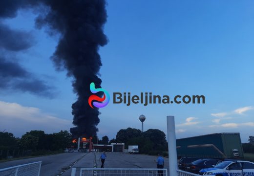 Crni dim se širi iznad grada (video)