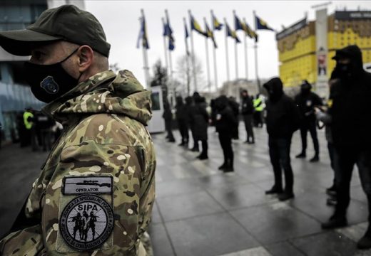 I to je moguće u BiH: Policajci protestuju ispred zgrade onih koje čuvaju