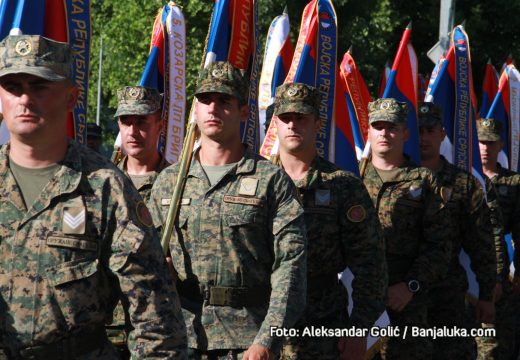 Defile povodom Dana Vojske RS (Foto/Video)