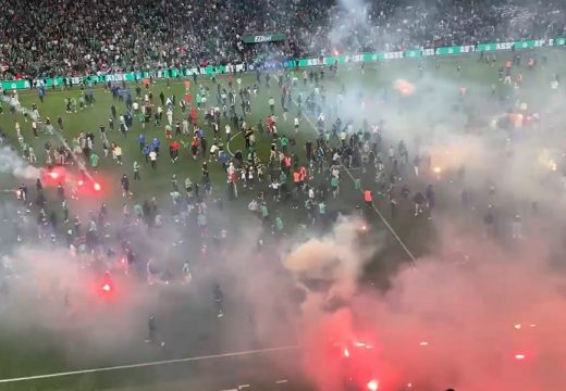 Horor scene na stadionu Sent Etjena: Navijači upali na teren pa napali svoje igrače