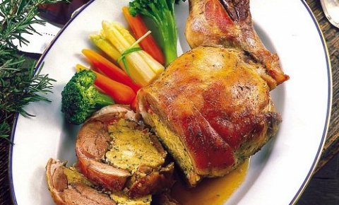 3 odlična recepta s janjetinom: Ispod peke s krompirom, marinirana rebra i punjeni but