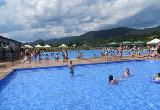 Žega i preskupa ljetovanja napunili bazene