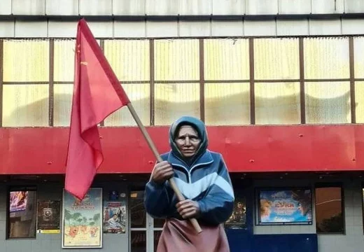 Babuška Z: Ko je zapravo starica iz Ukrajine koja je postala ikona ruske propagande