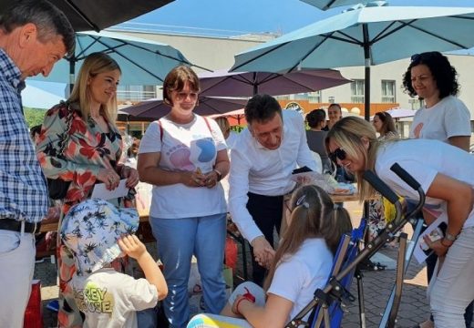 Ugljevik: Održan humanitarni bazar “Teodorin korak”