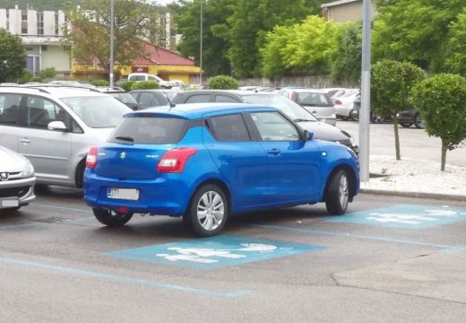 Parkiranje koje je hit na Facebooku: “Možda je igrao ‘Čovječe, ne ljuti se'”