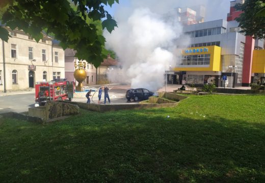 Automobil srbijanskih registarskih tablica izgorio u Srebrenici