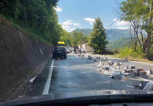 Gajbe piva pale sa kamiona i rasule se na putu