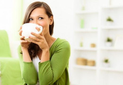 Šta piti tokom vrelih dana – hladne ili tople napitke