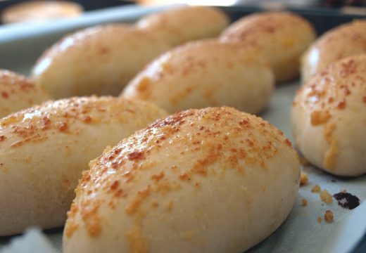 Domaći hljeb sa bijelim lukom