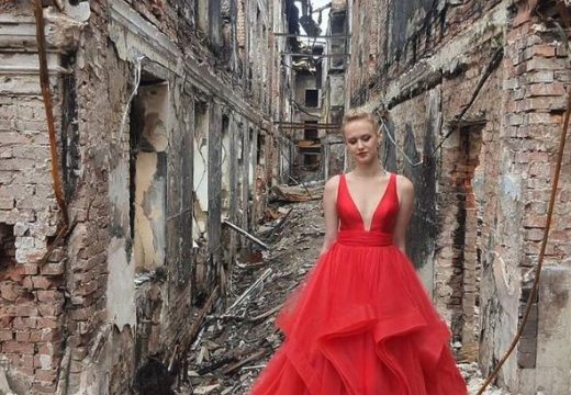 Maturanti ispred srušene škole i posljednji valcer učenika u Harkovu (Video)