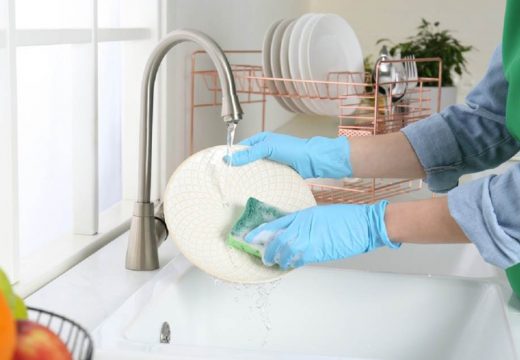 Kako se pravi domaći deterdžent za sudove: Od samo 3 jeftina sastojka, a odlično čisti