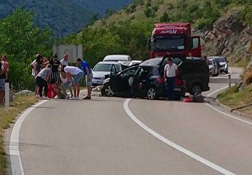 Stravična saobraćajka : Petero povrijeđenih, trudnica hitno prevezena na odjel hirurgije