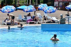 Ljeto je doba intenzivnog kupanja na bazenima: Ovo su koristi, ali i rizici