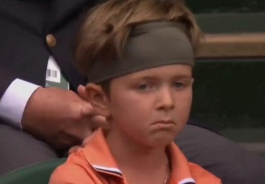 Mališan bez prestanka pravi preslatke grimase (Video)