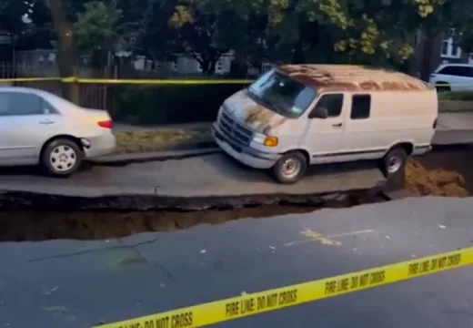 Ogromna rupa u Bronksu progutala kombi za nekoliko trenutaka (Video)