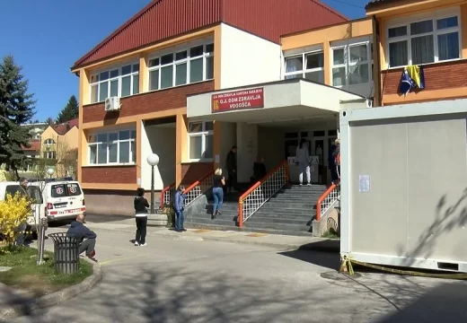 Doktorica porodila trudnicu u automobilu ispred Doma zdravlja u Vogošći