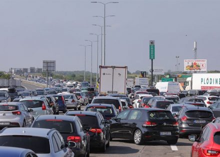 Sve veće gužve i kolone prema moru i na granici u Hrvatskoj