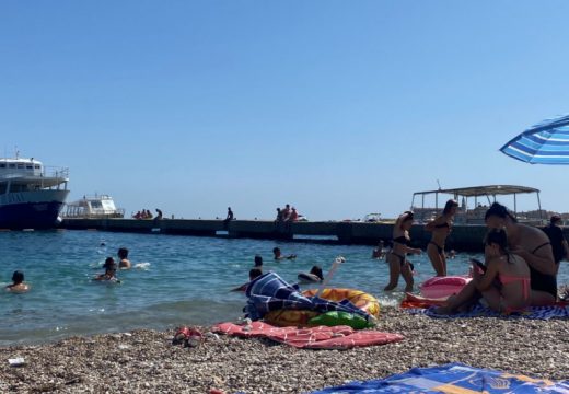 Plaže vrve od posjetilaca, traži se mjesto više