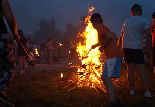 Sutra Petrovdan: Narodni običaj je da se uoči ovog velikog praznika pale lile