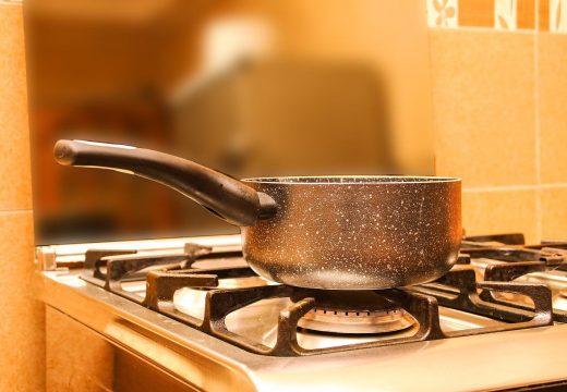 Prosula na muža ključalu vodu jer je sanjao drugu ženu