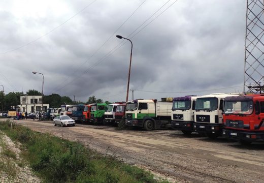 Prevoznici dan i noć dežuraju ispred rudnika Šikulje u Lukavcu