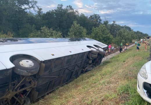 Autobus sa djecom iz Srbije se prevrnuo u Bugarskoj (Foto)