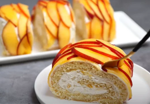 Jednostavan rolat s breskvama, mirisna letnja poslastica koju ćete praviti svakog drugog dana (VIDEO)