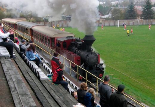 Najčudniji fudbalski stadion: Voz prolazi između terena i tribina