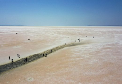 Jezero u Turskoj tokom ljeta mijenja boju i postaje crveno-bijelo