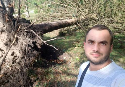 Izvukao ženu i dijete ispod srušenog stabla u parku