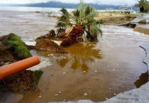 Pad temperature prekinuo toplotni talas: Potop na ljetovalištima u Grčkoj, snimljen “tornado” na moru (VIDEO)