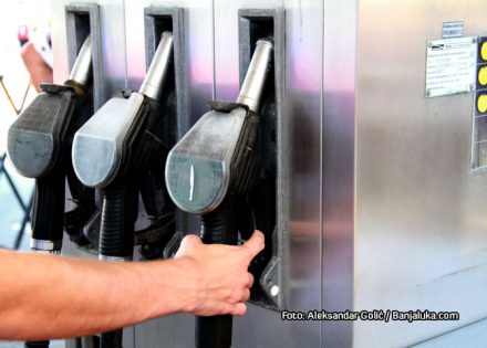 Evo za koliko će narednih dana u Srpskoj pojeftiniti benzin, a koliko dizel