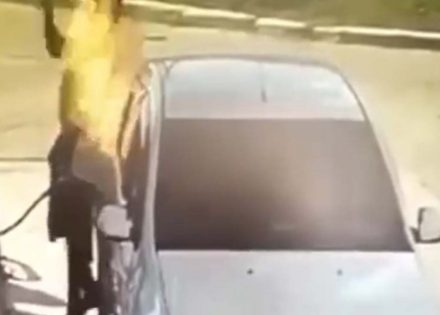 Zapalio cigaretu dok je točio gorivo (Video)