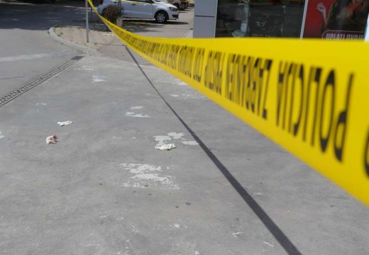 Muškarac se objesio sa vanjske strane zgrade