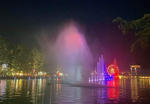 Na dan sećanja na Oluju, jezero na Zlatiboru u bojama srpske zastave