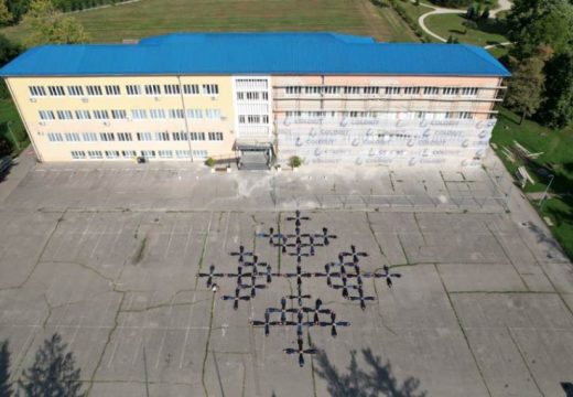 Tijelima napravili “Zmijanski vez” (Foto)