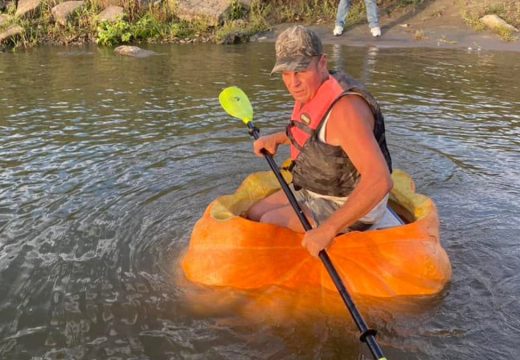 Čovjek se u ogromnoj bundevi 60 kilometara spuštao niz rijeku (VIDEO)
