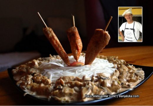 Pileći file sa rižinim rezancima i sosom od gljiva