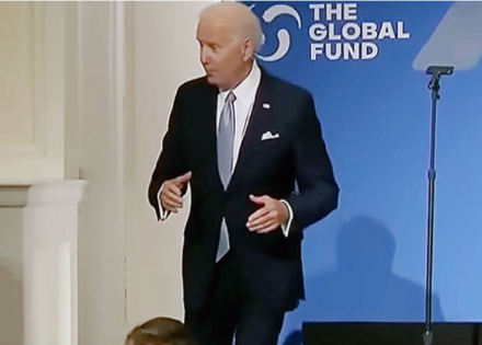 Novi gaf Bajdena: Izgubio se na bini, tražio pomoć od publike (Video)