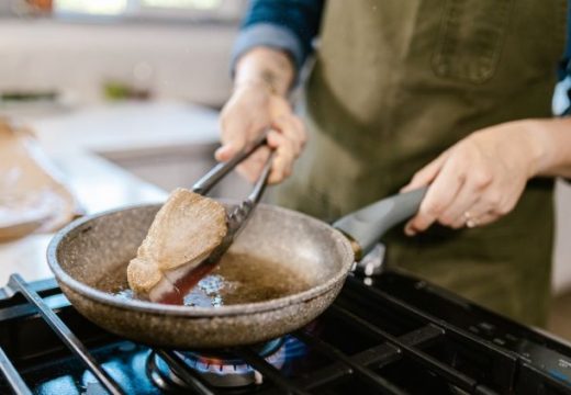 Da vam ulje ne prska na sve strane: Dodajte samo jednu namirnicu u tiganj i nećete morati da ribate kuhinju