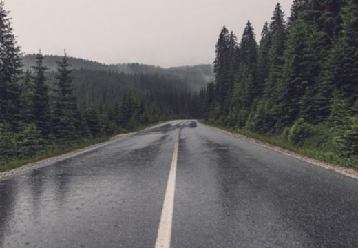 Zbog povremene kiše kolovozi mokri i klizavi kolovozima
