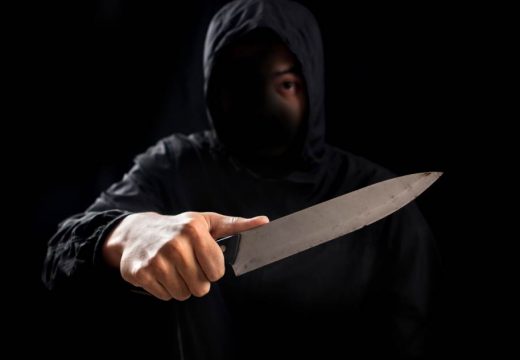 Ušao u zgradu i nožem ubadao ljude