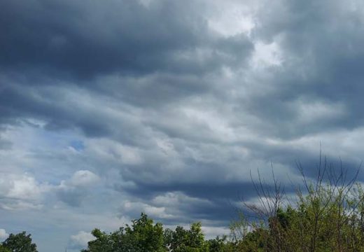 Oblačno sa slabom kišom