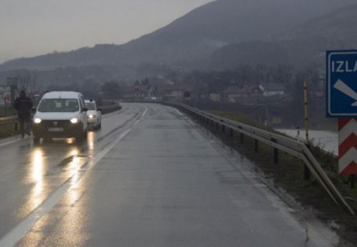 Vozači oprez, mokar kolovoz i opasnost od odrona