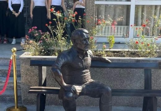 U Beogradu otkriven spomenik Velimiru Bati Živojinoviću: Javnost negoduje